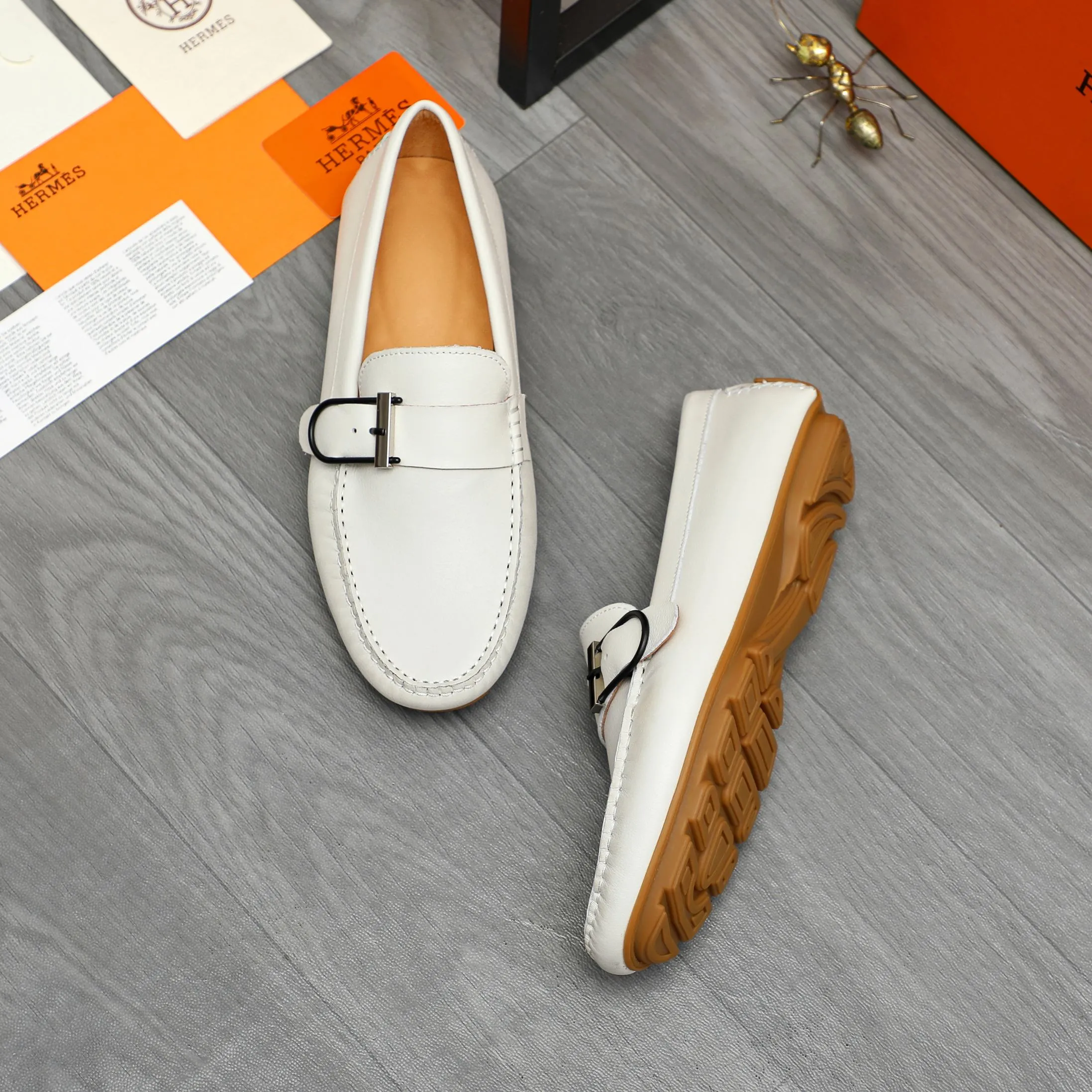 P380 Product trademark: HERMES "Hermes" casual slip-on men's shoes. Regular size: 38-44 Product material: Selected small pebbled cowhide upper, pigskin lining, rubber outsole